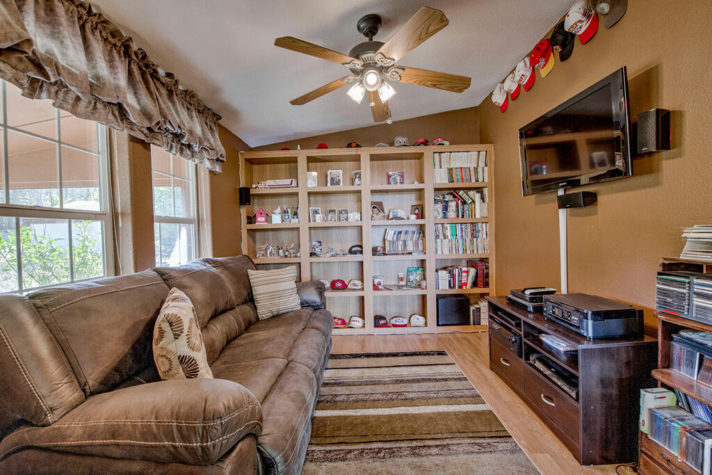 1202 Haida Rd Jefferson CO-large-021-033-Living Room-1500x1000-72dpi